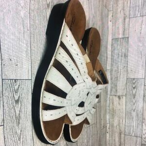 Clark’s sandals women’s 9 laurieann heels slip on white black